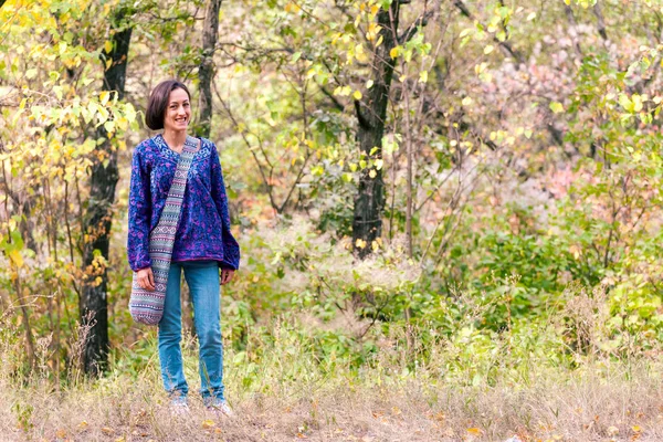 Estudiante Caminando Por Parque Chica Con Ropa Étnica Está Descansando —  Fotos de Stock