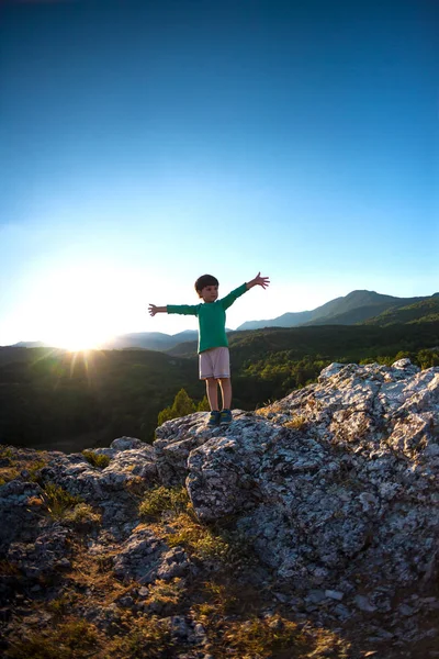 Хлопчик Вершині Гори Заході Сонця Дитина Піднявся Вершину Активний Відпочинок — стокове фото