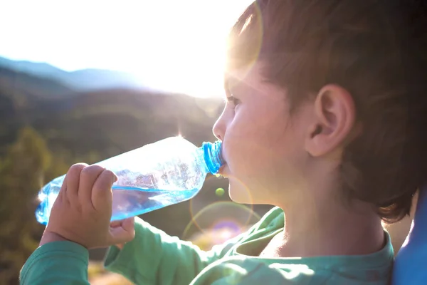 Een Jongen Drinkt Water Uit Een Fles Het Kind Lest — Stockfoto