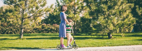 Fiú Anyja Egy Robogó Túrák Gyermek Szülő Parkban Időt Tölt — Stock Fotó