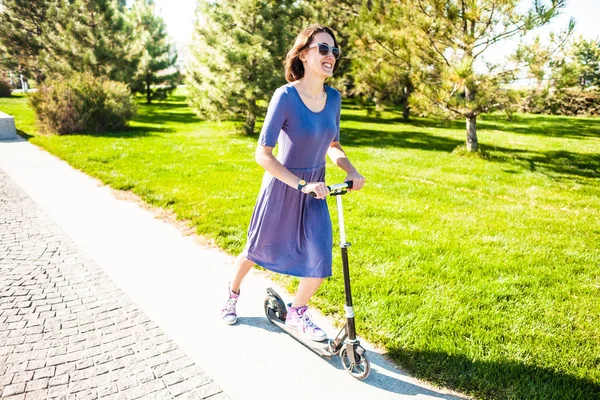 Menina Monta Uma Scooter Parque Mulher Magro Vestido Divertir Morena — Fotografia de Stock