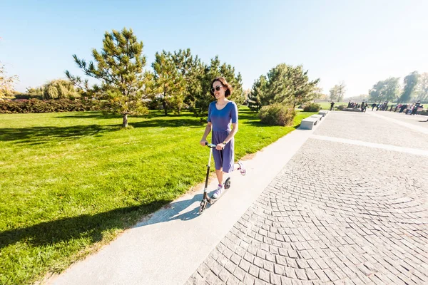 Das Mädchen Fährt Mit Einem Motorroller Park Schlanke Frau Kleid — Stockfoto