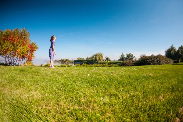 Slanke Meisje Wandelen Langs Rivier Een Vrouw Een Jurk Lopen — Stockfoto