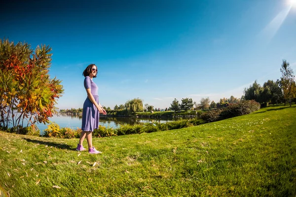 Szczupła Dziewczyna Spaceru Wzdłuż Rzeki Kobieta Sukience Jest Chodzenie Zielonej — Zdjęcie stockowe