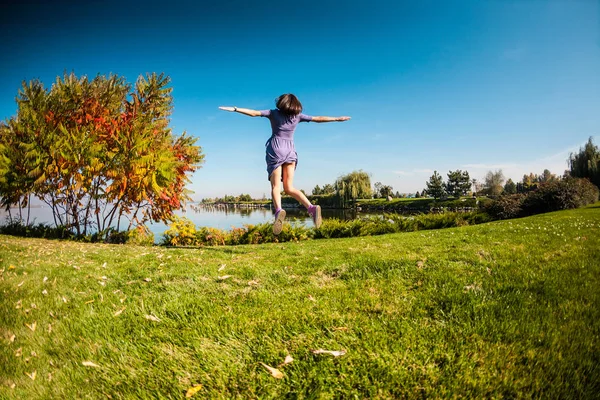 Une Fille Robe Court Dans Une Prairie Verte Femme Marchant — Photo