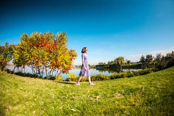 Slanke Meisje Wandelen Langs Rivier Een Vrouw Een Jurk Lopen — Stockfoto