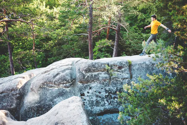 Homme Équilibre Sur Une Pierre Gars Descend Pente Pierre Essaie — Photo