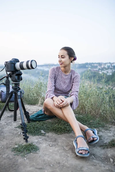 Дівчина Готується Фотосесії Професійна Модель Зйомки Жінка Сукні Сидить Біля — стокове фото