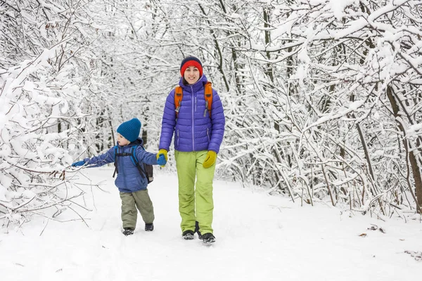 Αγόρι Βόλτες Μητέρα Του Ένα Χιόνι Καλύπτονται Δάσος Μονοπάτι Χειμερινές — Φωτογραφία Αρχείου