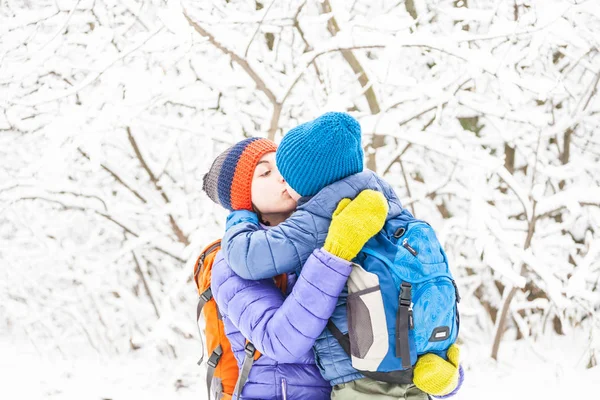 Dziecko Przytula Mama Chłopiec Jego Matka Spacery Lesie Zimą Jego — Zdjęcie stockowe