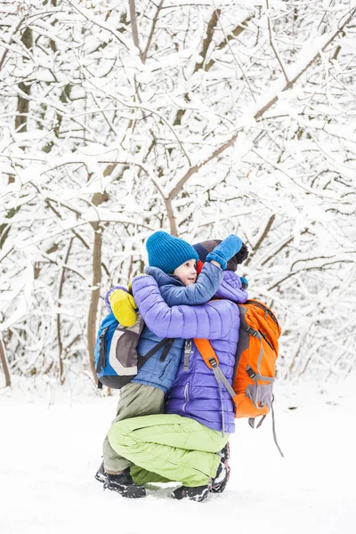 Хлопець Обіймає Мама Хлопчик Мамою Ходьба Зимовому Лісі Дитини Поцілунками — стокове фото