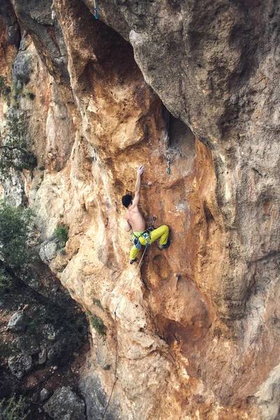 Homme Grimpe Rocher Escalade Dans Nature Fitness Extérieur Mode Vie — Photo