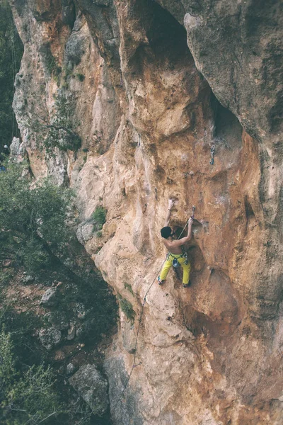 Ένας Άνθρωπος Ανεβαίνει Στο Βράχο Αναρρίχηση Στη Φύση Άσκηση Εξωτερικούς — Φωτογραφία Αρχείου