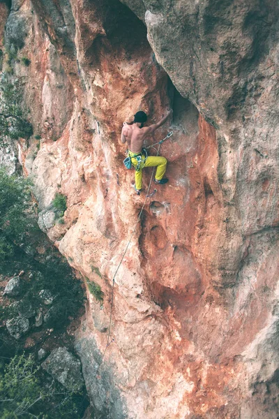 Homem Sobe Rocha Escalada Natureza Fitness Livre Estilo Vida Ativo — Fotografia de Stock