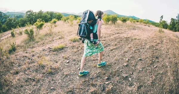 Chico Está Sentado Una Mochila Niño Viaja Con Sus Padres — Foto de Stock