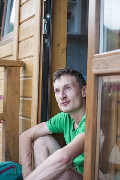 Retrato Hombre Joven Está Sentado Cerca Puerta — Foto de Stock