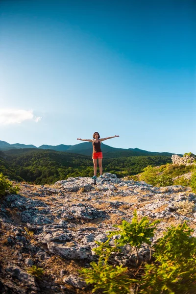 Lány Hegy Tetején Felemelte Kezét Felmászott Tetejére Sikerére Lenyugvó Nap — Stock Fotó