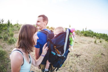 Aile ile çocuk gitti. Bir adam onun oğlu bir sırt çantası içinde taşır. Aile ile yürümek. Çocuğun ailesi dağlarda ile dolaşıyor. Bir kadın oğlu ile oynuyor.