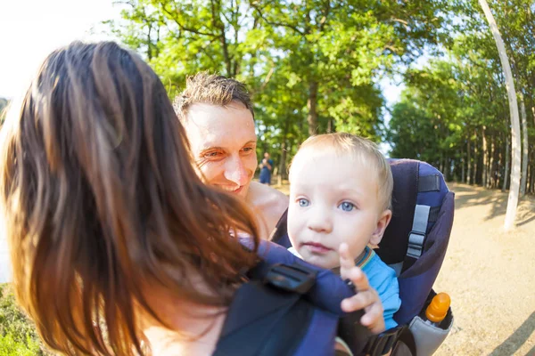 Familia Pasa Tiempo Juntos Naturaleza Padre Cariñoso Hombre Mira Niño — Foto de Stock