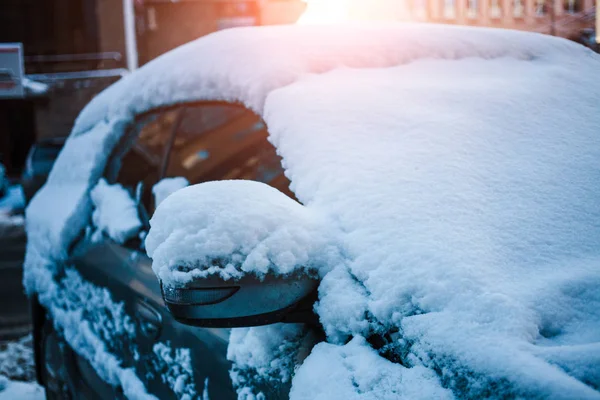 Pokryte Śniegiem Samochodu Zima Parking Lusterko Wsteczne Pokryte Śniegiem Transport — Zdjęcie stockowe