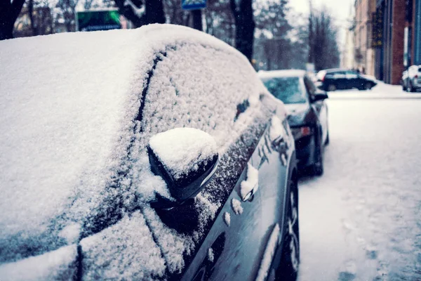 Coche Cubierto Nieve Aparcamiento Invierno Espejo Retrovisor Cubierto Nieve —  Fotos de Stock