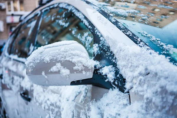 Pokryte Śniegiem Samochodu Zima Parking Lusterko Wsteczne Pokryte Śniegiem — Zdjęcie stockowe