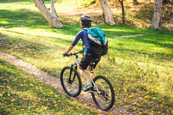 Radfahren Wald Mädchen Fährt Fahrrad Auf Waldweg Frau Mit Fahrrad — Stockfoto