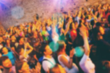 Müzik Festivali'nde kişilik bir kalabalık. İnsanlar konserde eğleniyor. Bulanıklaştırma efekti.