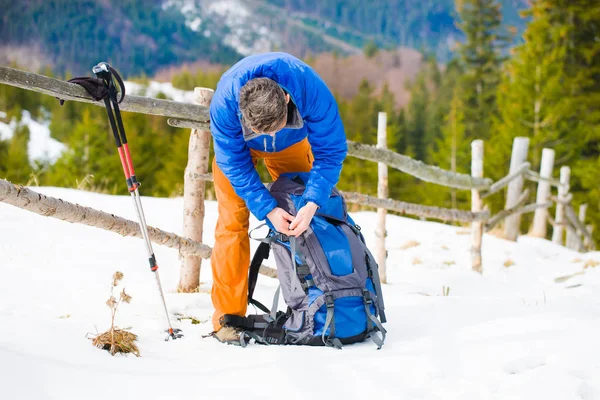 Klättrare Letar Efter Saker Ryggsäck Vinter Vandra Bergen — Stockfoto