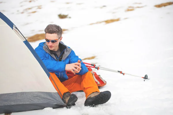 Bergsteiger Mit Brille Sitzt Winter Einem Zelt Neben Einem Rucksack — Stockfoto