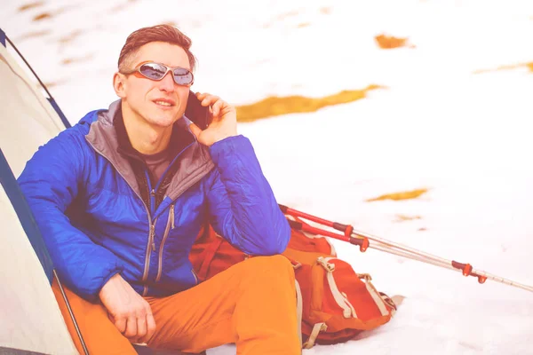 Человек Телефону Сидящий Возле Палатки Время Зимнего Путешествия — стоковое фото