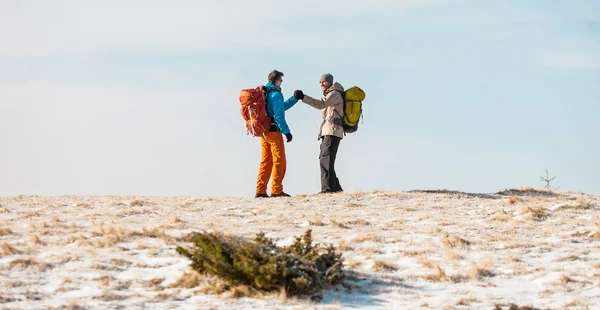 Két Férfi Egy Téli Túra Meg Nevezetességeket Utazási Hátizsák Hegymászók — Stock Fotó