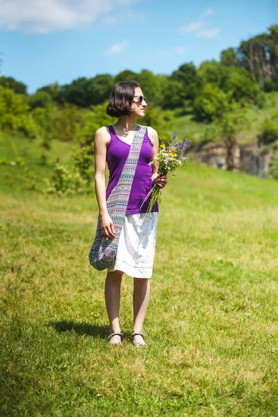 Chica Sostiene Ramo Flores Silvestres Una Mujer Camina Por Prado — Foto de Stock