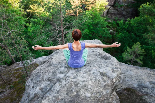 Ragazza Impegna Yoga Sulla Cima Della Montagna Solitudine Con Natura — Foto Stock