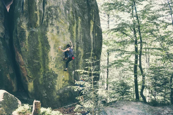 Amigos Estão Envolvidos Escalada Terreno Natural Rapariga Sobe Rocha Desportos — Fotografia de Stock