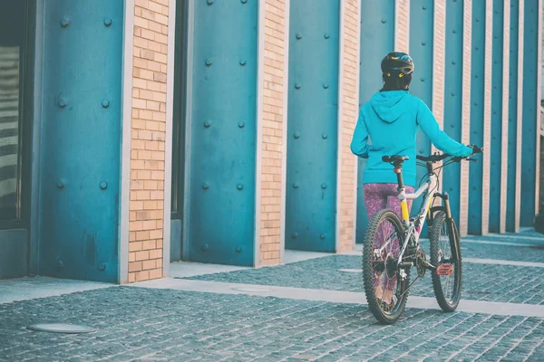Mädchen Mit Fahrrad Eine Frau Steht Neben Einem Fahrrad Auf — Stockfoto