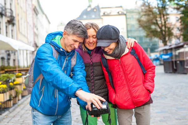Друзів Взяти Selfie Троє Друзів Прогулянки Красивим Інтер Єром Подорож — стокове фото