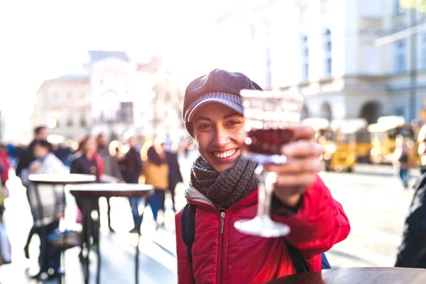 Frau Der Hand Ein Glas Rotwein Kirschwasser Mädchen Verkostung Alkoholischer — Stockfoto