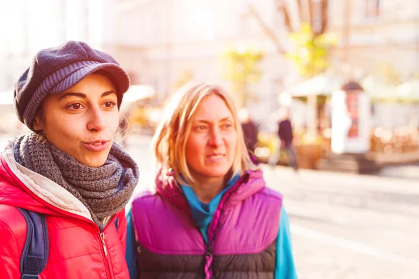 Zwei Freunde Fuß Der Stadt Frauen Reisen Europäische Städte Mädchen — Stockfoto