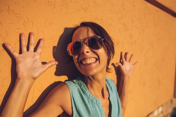 Retrato Uma Mulher Sorridente Menina Fundo Uma Parede Laranja Uma — Fotografia de Stock