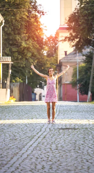Bir Ince Kız Şehirde Yürüyüş Bir Kadın Bir Şehir Sokak — Stok fotoğraf