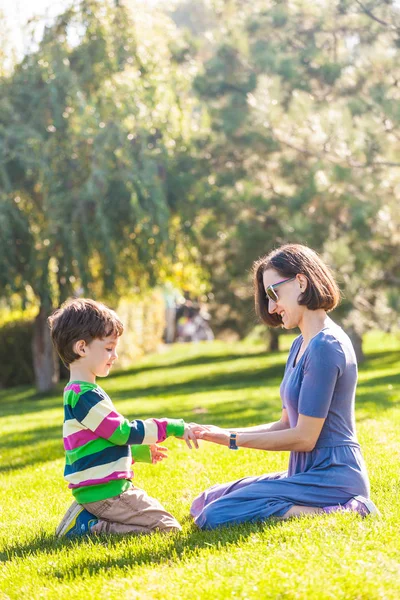 Chico Con Madre Está Sentado Hierba Verde Niño Camina Parque — Foto de Stock