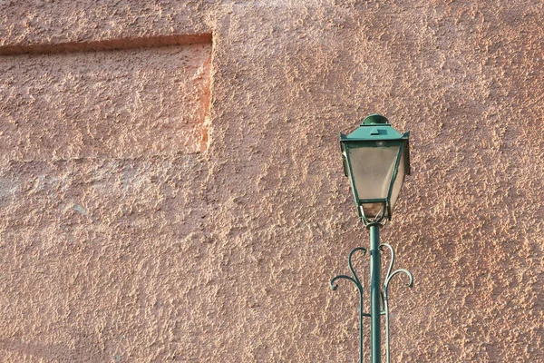 Уличная лампа у стены . — стоковое фото