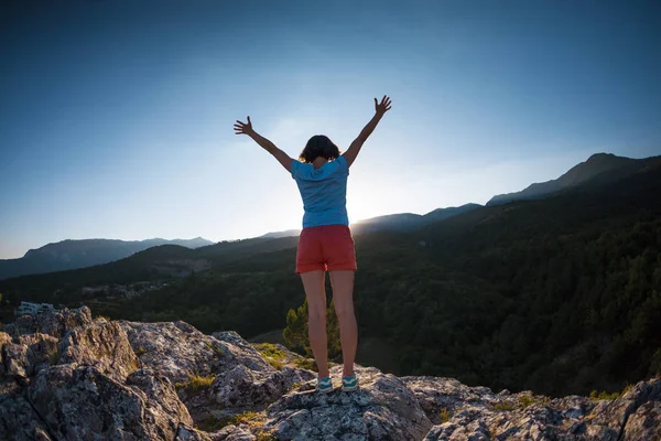 Дівчина Вершині Гори Підняла Руки Жінка Піднялася Вершину Насолоджувалася Своїм — стокове фото