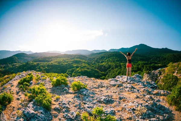 Rapariga Topo Montanha Levantou Mãos Mulher Subiu Topo Desfrutou Seu — Fotografia de Stock