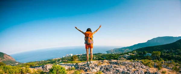 Ragazza Cima Alla Montagna Alzò Mani Donna Con Zaino Salita — Foto Stock