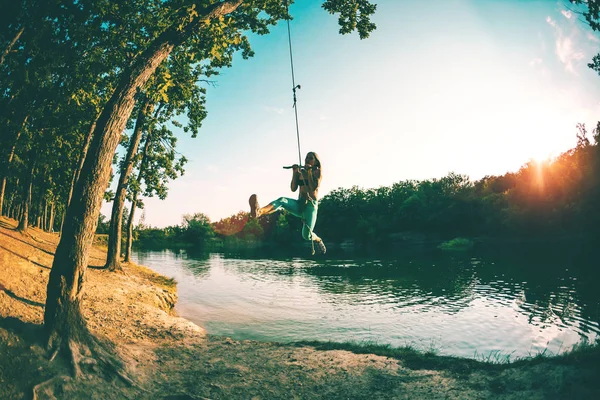 Salta Agua Una Mujer Descansa Lago Columpio Una Cuerda Palo — Foto de Stock