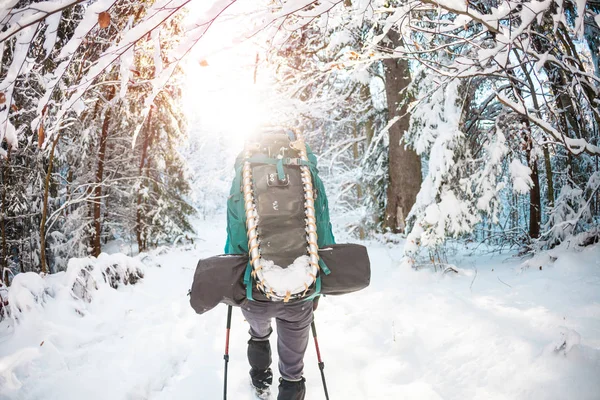 Mulher Com Mochila Sapatos Neve Nas Montanhas Inverno Viaje Para — Fotografia de Stock