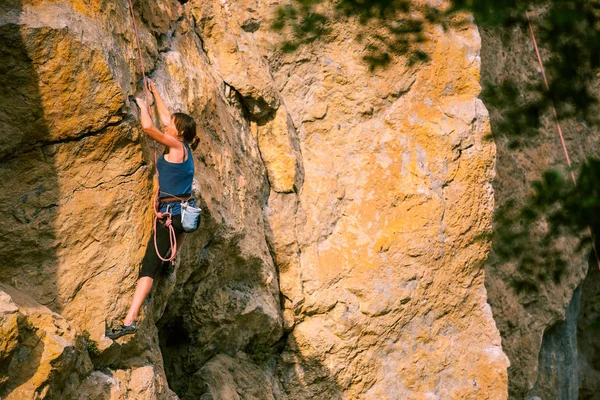 Rapariga Sobe Rocha Alpinista Está Treinando Para Escalar Rocha Atleta — Fotografia de Stock