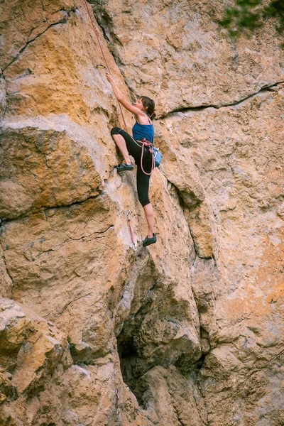 Fille Grimpe Rocher Grimpeur Entraîne Escalader Rocher Athlète Fort Surmonte — Photo